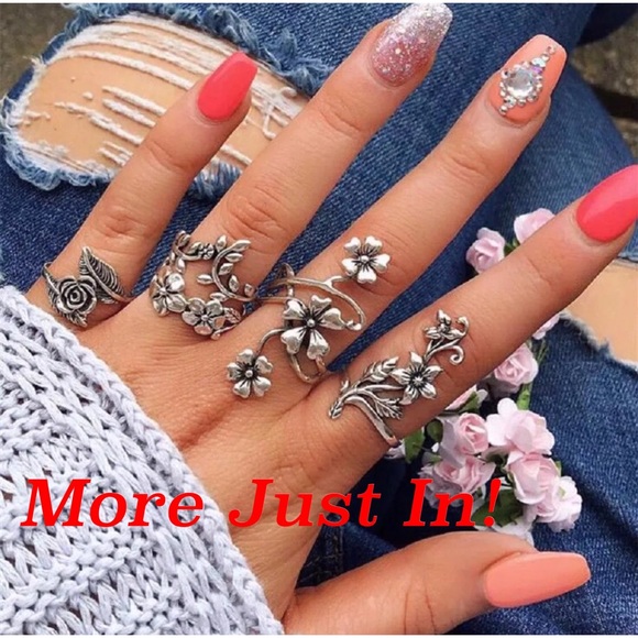 🐑NWT 4 Piece Middle Finger To Knuckle Ring Set - Picture 2 of 6